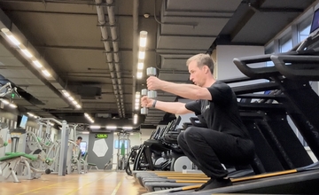 V-приседания/V-вставания с гантелями/бодибаром (на доске с наклоном 15°)