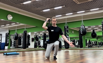 ВЫПАДЫ С ТЯЖЁЛОЙ ГАНТЕЛЬЮ НА ПЛЕЧЕ АСИММЕТРИЧНО