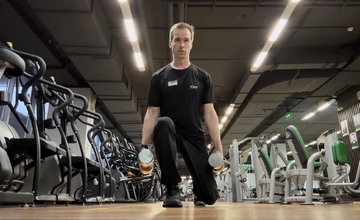 Выпады шагами с гантелями