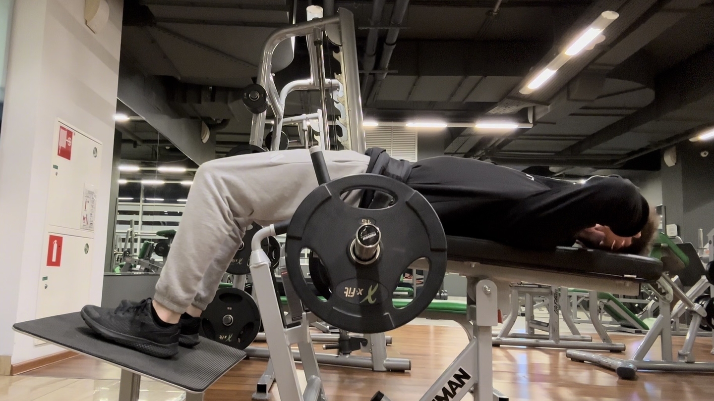 Ягодичный мостик в тренажёре