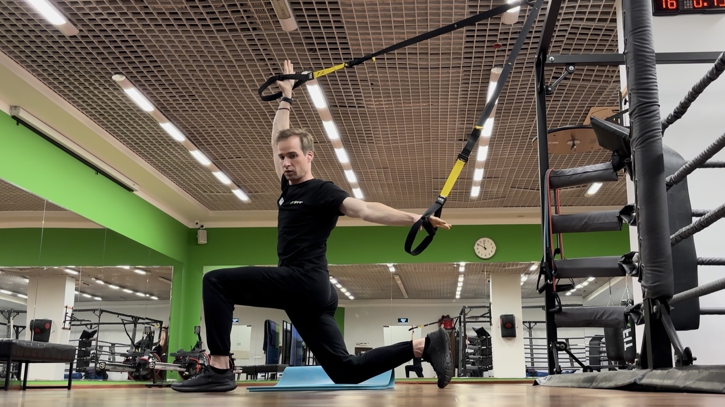 TRX Растягивание сгибателей бедра стоя на колене / TRX Half Kneeling Hip flexor Stretch