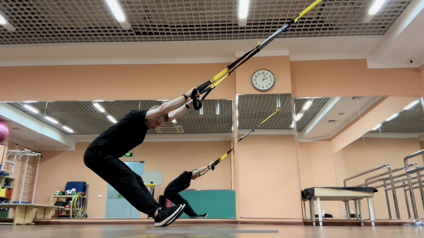 TRX – Разгибание спины с руками над головой (M) / TRX Overhead Back Extension