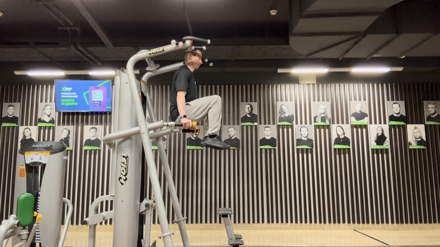 Подъём согнутых ног в упоре на брусьях (Tuck sit raises & straight-legs negatives)