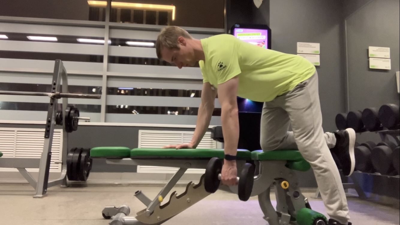 Тяга гантели в наклоне