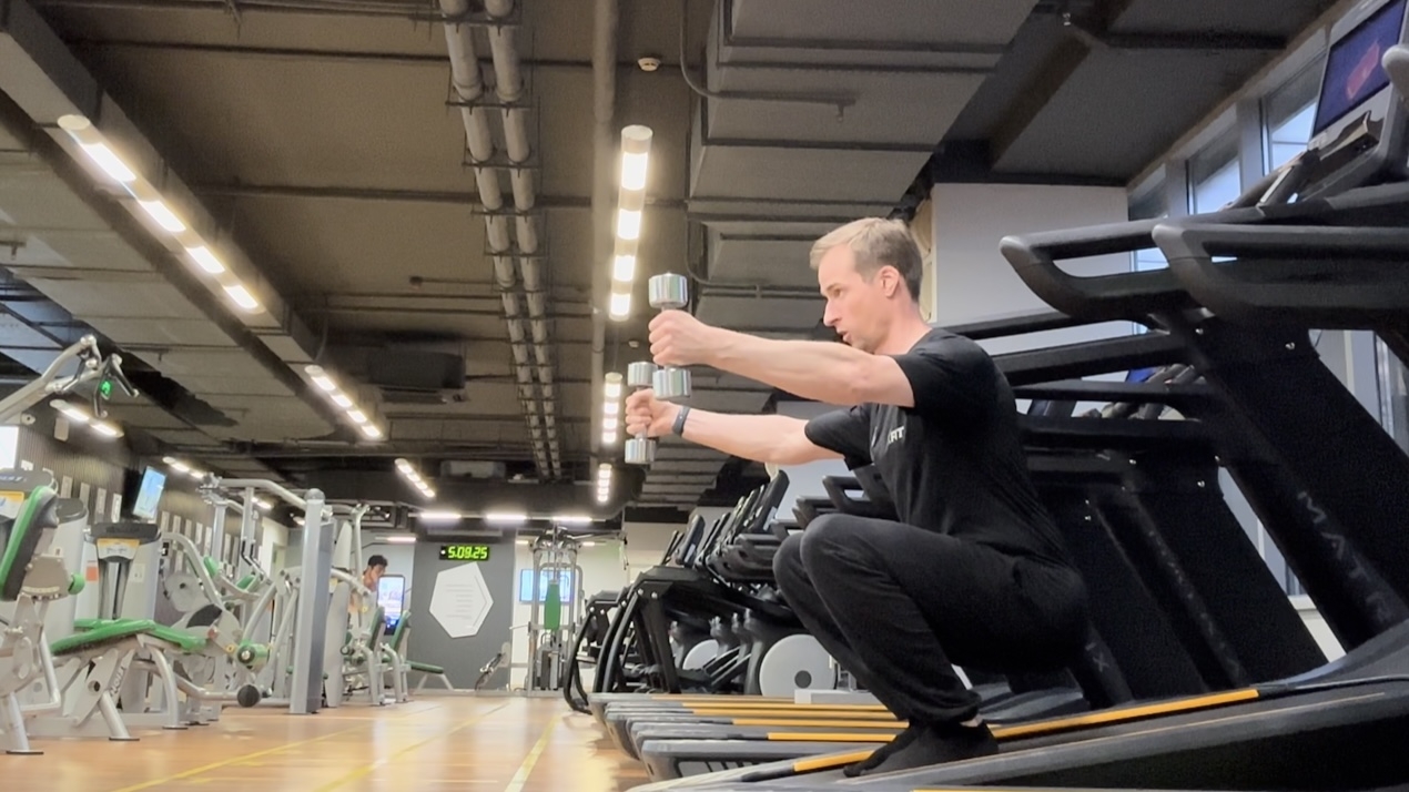 V-приседания/V-вставания с гантелями/бодибаром (на доске с наклоном 15°)