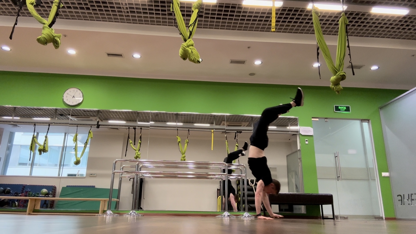 Ходьба на руках // Вариации в стойке на руках: фризы, складки, ходьба на руках по кругу