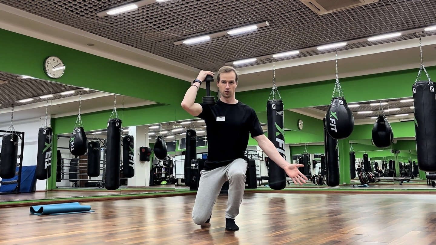 ВЫПАДЫ С ТЯЖЁЛОЙ ГАНТЕЛЬЮ НА ПЛЕЧЕ АСИММЕТРИЧНО