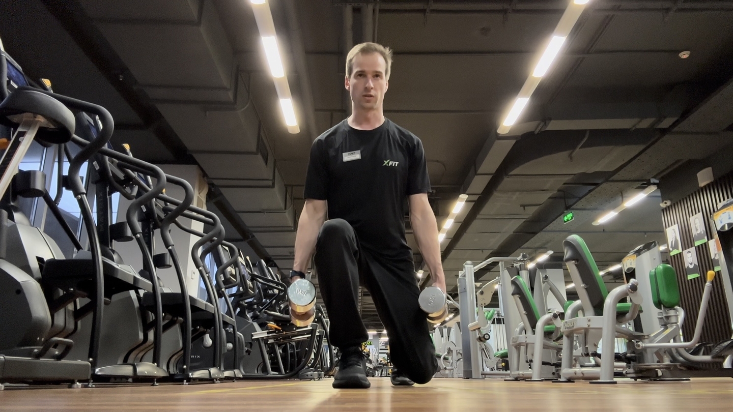 Выпады шагами с гантелями