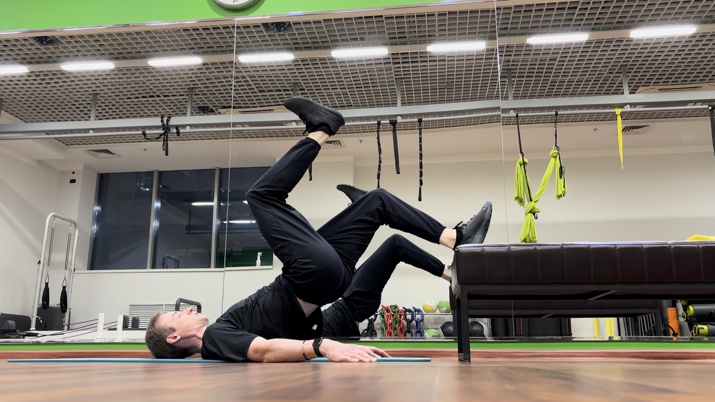 Ягодичный мостик на одной ноге на скамье