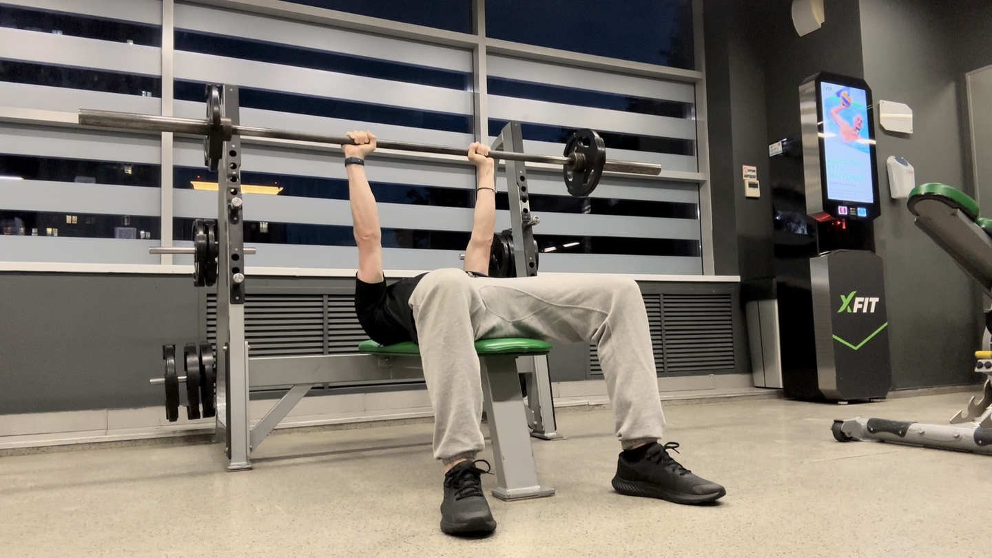 Жим штанги лежа узким хватом